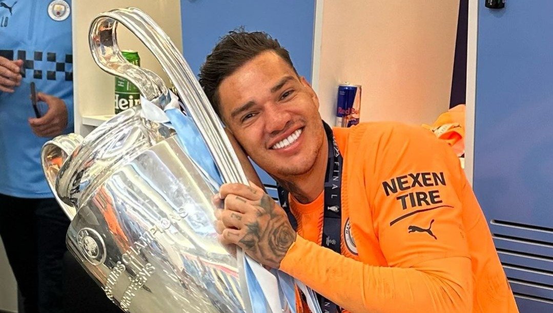 Brasileiro Ederson é um dos 3 finalistas ao prêmio de melhor goleiro da  Fifa 2023 - Rádio Maringá - Portal da Cidade Canção