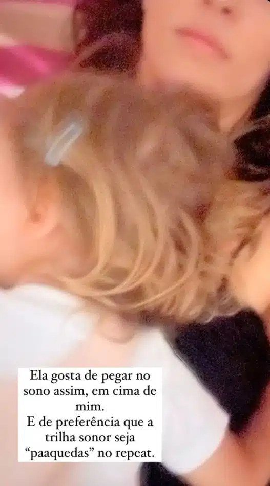 Lara, bebê de Monica e Junior Lima, dormindo com a mamãe e ouvindo a música do papai