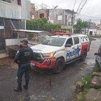 Uma vizinha contou à reportagem que, por volta das 14h, três meninos brincavam na rua avistaram o feto. Eles pensaram que era um cachorro dentro de um saco.