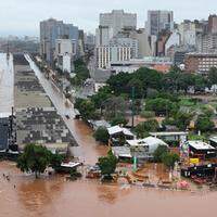 Vista aérea da enchente que atinge a cidade de Porto Alegre, no Rio Grande do Sul.
