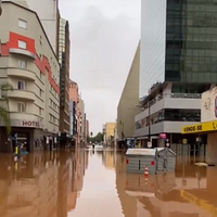 Centro de Porto Alegre, Rio Grande do Sul, é inundado pelo Rio Guaíba