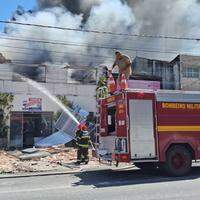 Corpo de Bombeiros trabalha para conter as chamas