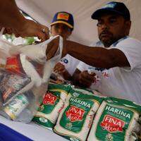 Pessoa compra alimentos em Caracas, Venezuela