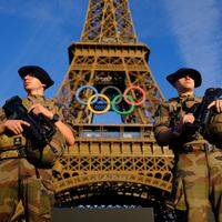 Soldados patrulham rua em frente à Torre Eiffel antes de cerimônia de abertura da Olimpíada Paris 2024