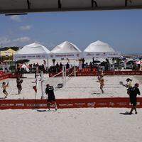 A abertura do 1º Torneio de Férias de Beach Tennis, na praia do Atalaia, em Salinas, ocorreu neste sábado (13)