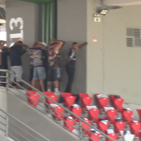 Homens sob vigilância da Polícia Militar no Estádio Mangueirão no início desta tarde de sábado (31/8), momentos antes do jogo Leão e Botafogo-PB