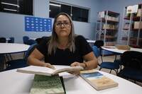 Maria Ramos, de 52 anos, voltou a estudar e garante que é a melhor decisão que ela já tomou.