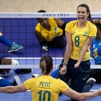 Seleção feminina de vôlei sentado em ação nas Paralimpíadas de Paris