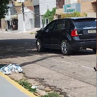 Acidente entre um carro e uma moto resultou no óbito da passageira e no atendimento do motociclista.