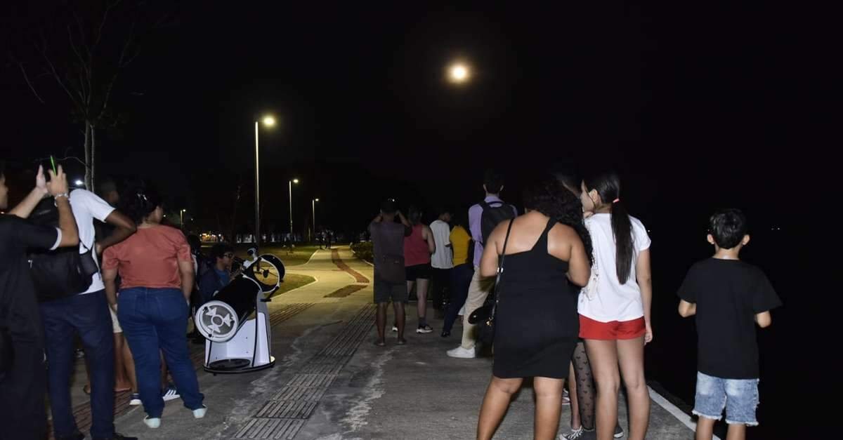 Amantes dos astros e da natureza podem apreciar a super lua por meio de telescópio 