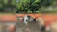 Carro é engolido por cratera provocada por chuva em Brasília