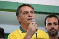 Bolsonaro encaminha mensagem na madrugada e parabeniza Trump: "contra tudo e contra todos"