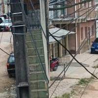 A imagem mostra policiais militares em frente a uma residência no bairro do Tapanã, em Belém.