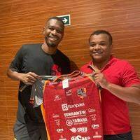 Roma presenteou o amigo Juan com uma camisa do Santa Rosa, time que é atual presidente.