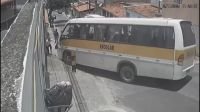 Vídeo: Ônibus descontrolado prensa jovem contra muro de casa em MG