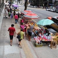 Público e vendedores ambulantes na calçada da avenida Presidente Vargas, importante via de acesso a serviços de Belém.