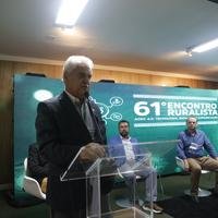 Presidente da Faepa, Carlos Xavier, falando em uma das mesas do evento