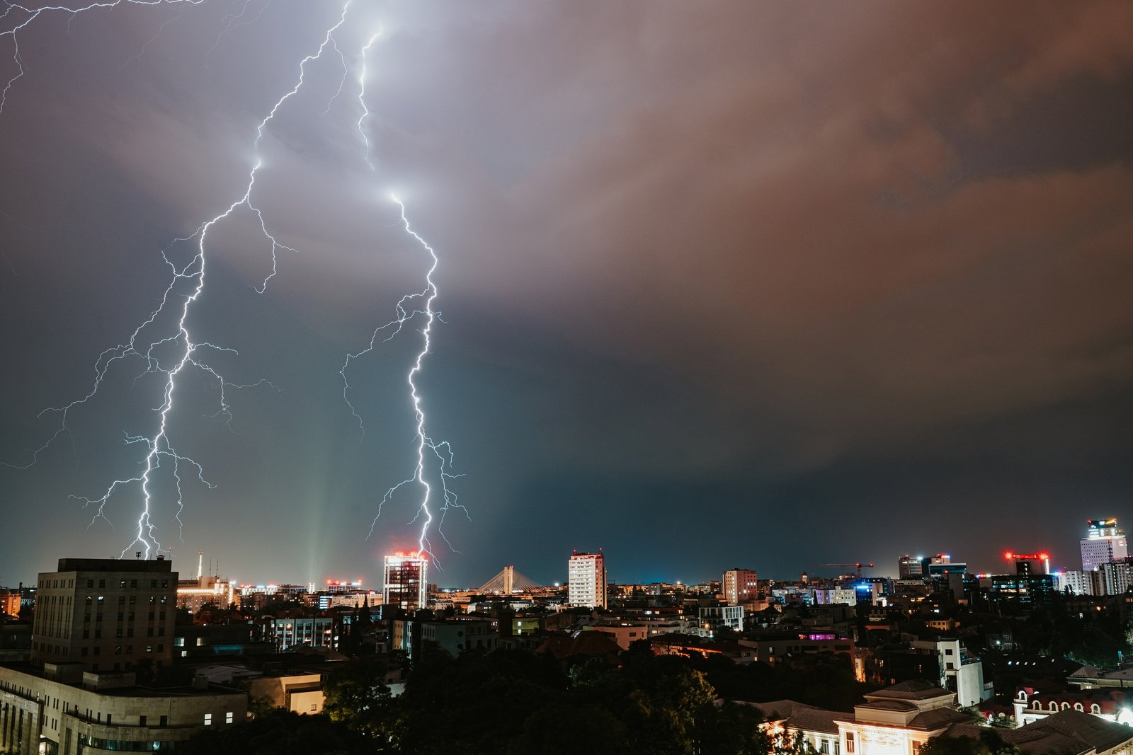 Dez estados brasileiros podem ter temporais nesta quarta