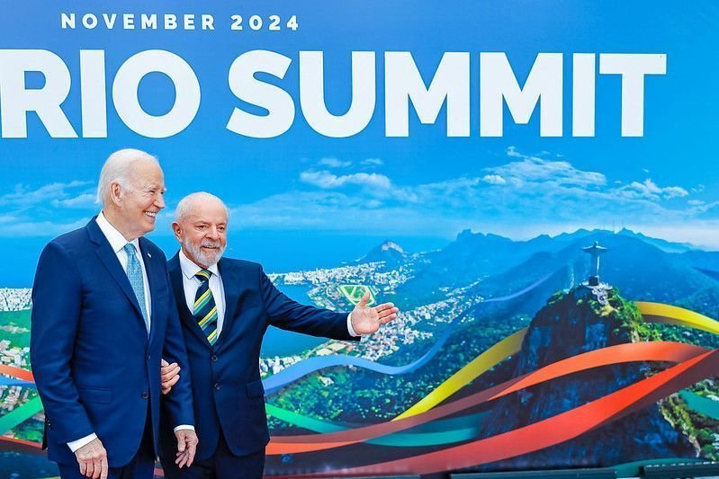 Presidente da República, Luiz Inácio Lula da Silva, ao lado do presidente dos EUA, Joe Biden, durante cumprimentos aos líderes do G20