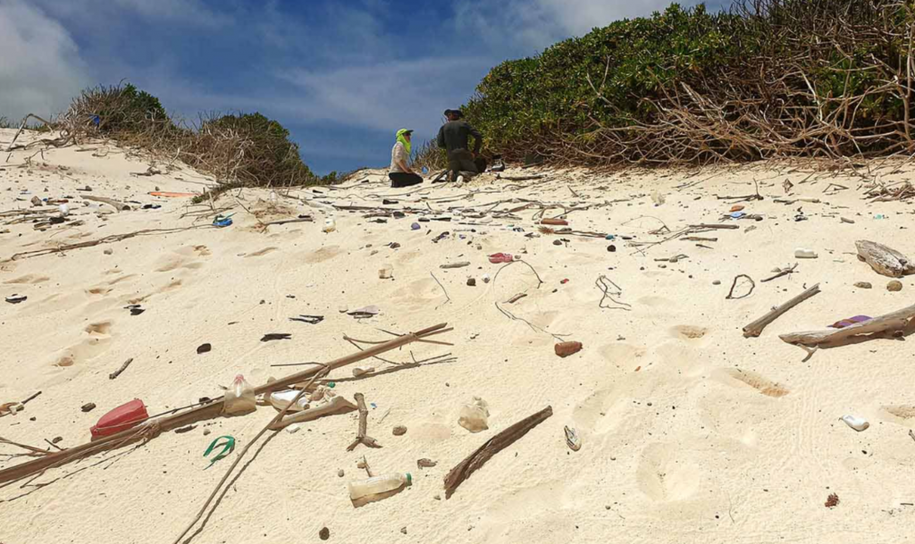 Plástico na praia: cientistas criam satélite para monitorar lixo do Espaço