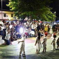 Crianças e pais estiveram no centro da praça