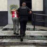 Além do cumprimento do mandado de prisão, também foi efetuado o cumprimento de um mandado de busca e apreensão. Os objetos e elementos apreendidos serão analisados e agregados ao inquérito policial que está em curso, conforme determinação judicial.