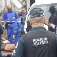 A imagem mostra policiais civis e militares e peritos da Polícia Científica (PCEPA) próxima ao corpo de Luis Fernando Fernandes de Bastos, o "Baré".