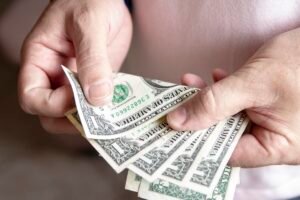 Após bater R$ 6,20, dólar fecha a R$ R$ 6,09 com atuação do BC e fala de Lira