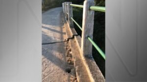 Após forte chuva, ponte tem danos estruturais e é interditada no interior de SP