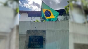 Asilados em embaixada na Venezuela dizem que bandeira do Brasil os protege, mas pedem urgência a Lula