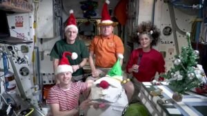 Astronautas enviam mensagem de Natal da Estação Espacial Internacional