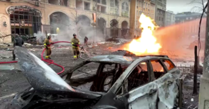 Ataque de míssil russo deixa feridos e danifica prédios em Kiev, dizem autoridades