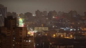 Ataque russo com mísseis atinge prédio em Kiev