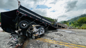 Autoridades iniciam investigações do maior acidente rodoviário do Brasil