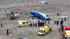 Avião cai no Cazaquistão: Veja imagens do acidente e operação de resgate