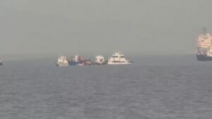 Barco vira na costa de Mumbai com mais de 80 pessoas a bordo