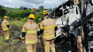 Bombeiros encerram trabalhos em grave acidente em MG; mais de 30 morreram
