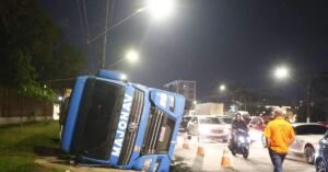 Caminhão tomba na avenida Augusto Montenegro em horário de pico