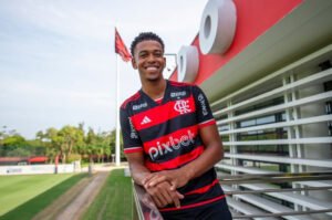 Carlinhos, do Flamengo, é suspenso após danificar cabine do VAR em partida contra Grêmio