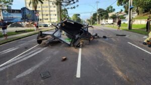 Carro parte ao meio em colisão e deixa cinco vítimas com grave ferimentos
