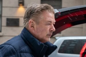 Caso de homicídio de Alec Baldwin é arquivado pelos promotores do Novo México