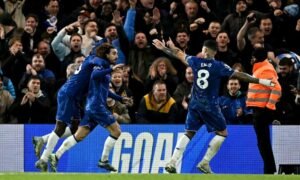 Chelsea vence Brentford por 2 a 1, chega a sétima vitória consecutiva e se aproxima do líder Liverpool no Inglês