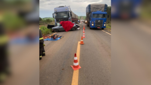Cinco pessoas morrem em acidente entre carro e caminhão em Goiás