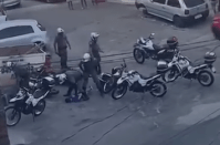 Vídeo: motociclista rendido e mulher são agredidos por PMs da Rocam em SP