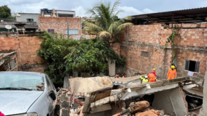 Desabamento de casa deixa quatro vítimas feridas e uma soterrada em BH