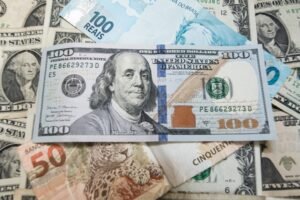 Dólar bate em R$ 6,30, mas cai após aprovação de pacote fiscal e leilões de US$ 8 bilhões pelo BC