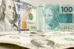 Dólar dispara com anúncio de pacote fiscal e corte de juros nos EUA, chega a R$ 6,267 e bate novo recorde