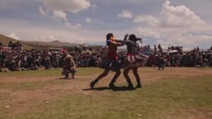 “Entre tapas e beijos”: peruanos acertam contas antes do Ano Novo; veja vídeo