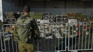 Exército de Israel mostra armas que teriam sido apreendidas no sul do Líbano