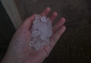 Grande São Paulo tem chuva forte, alagamentos e granizo “do tamanho de bola de pingue-pongue”